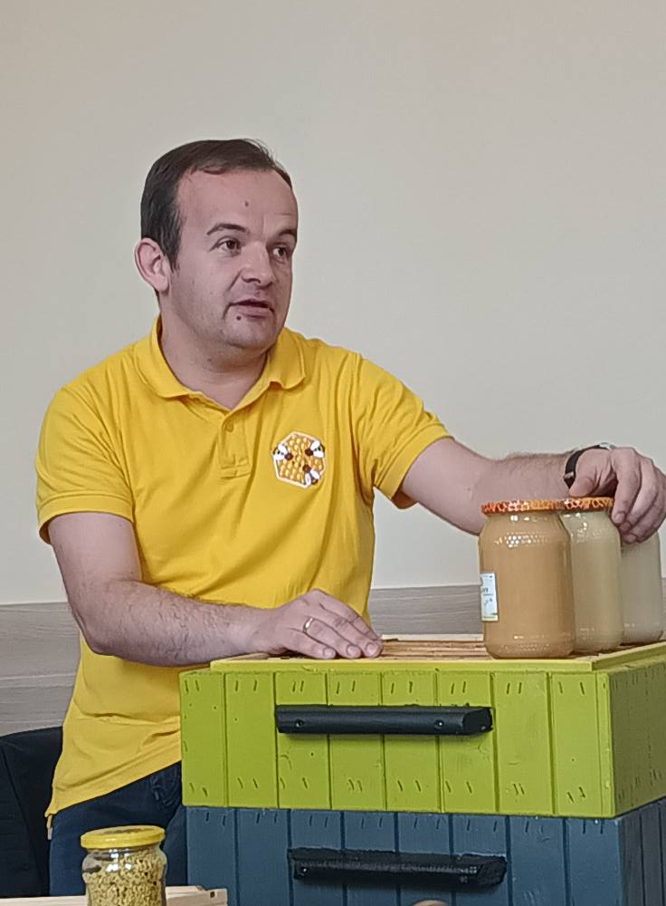 Wykład i pokaz na temat: "Życie pszcz&oacute;ł miodnych i ich wpływ na środowisko oraz rolnictwo".