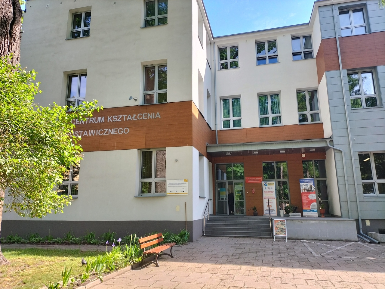 Budynek szkoły - wejście