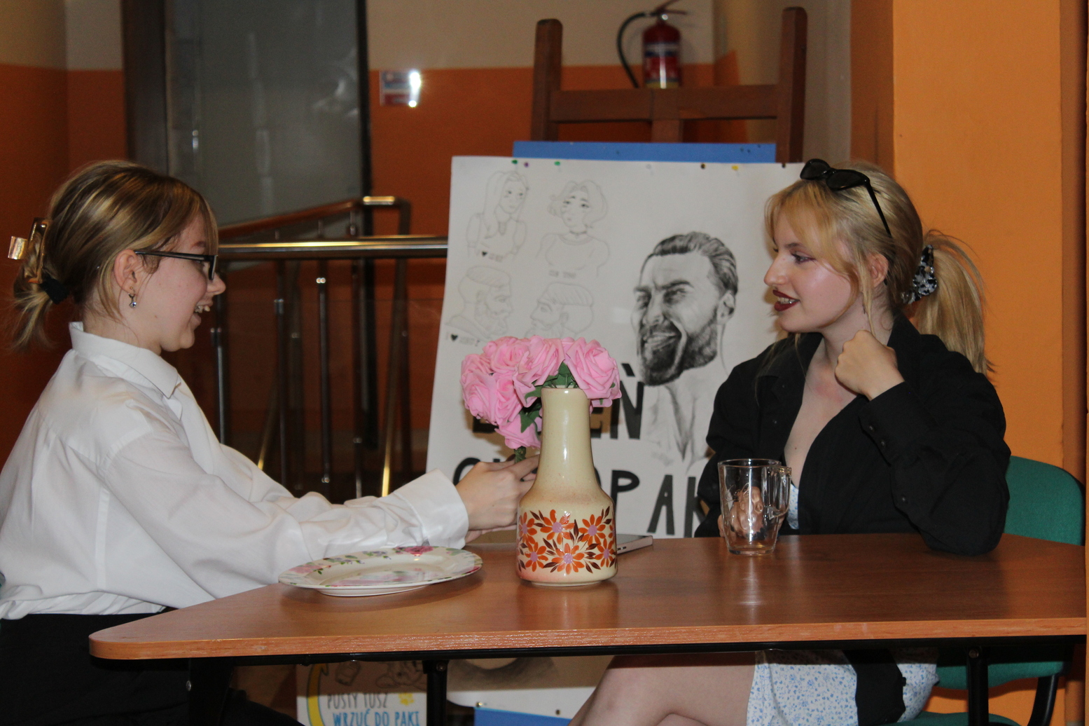 Zgodnie z wieloletnią tradycją w dniu 30 września 2024 dziewczęta z bursy zorganizowały spotkanie z okazji Dnia Chłopaka. Płeć piękna przygotowała dla Pan&oacute;w kr&oacute;tkie, humorystyczne przedstawienie i wręczyła drobne upominki.