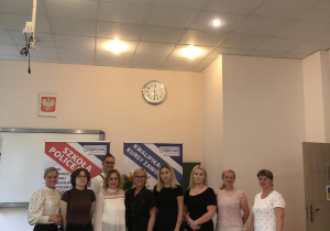 Zdjęcie grupowe z uroczystości zakończenia roku szkolnego 2022-2023