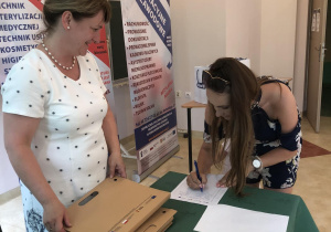 Zdjęcie grupowe z uroczystości zakończenia roku szkolnego 2022-2023