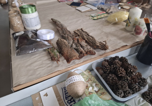 Wykonywanie ozdób wielkanocnych.