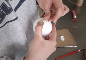 Wykonywanie ozdób wielkanocnych.