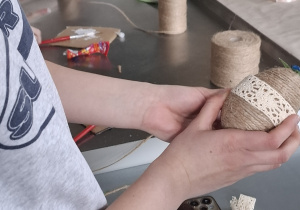 Wykonywanie ozdób wielkanocnych.