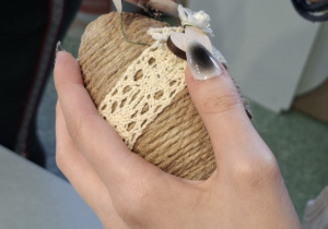 Wykonywanie ozdób wielkanocnych.