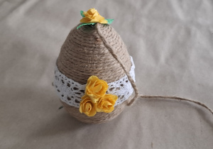 Wykonywanie ozdób wielkanocnych.