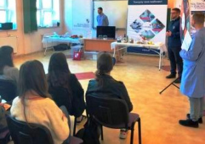 Spotkanie słuchaczy kierunku technik usług kosmetycznych z specjalistami z Wyższej Szkoły Inżynierii i Zdrowia z Warszawy.