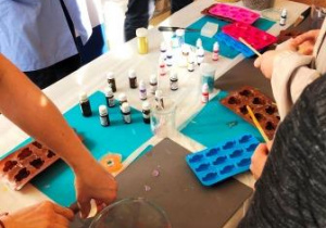 Spotkanie słuchaczy kierunku technik usług kosmetycznych z specjalistami z Wyższej Szkoły Inżynierii i Zdrowia z Warszawy. Przygotowanie produktów kosmetycznych - mydeł.