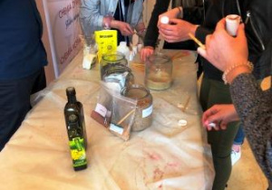 Spotkanie słuchaczy kierunku technik usług kosmetycznych z specjalistami z Wyższej Szkoły Inżynierii i Zdrowia z Warszawy. Przygotowanie produktów kosmetycznych - mydeł.