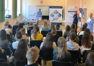 Spotkanie słuchaczy kierunku technik usług kosmetycznych z specjalistami z Wyższej Szkoły Inżynierii i Zdrowia z Warszawy.