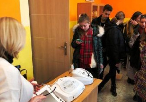 Spotkanie słuchaczy kierunku technik usług kosmetycznych z specjalistami z Wyższej Szkoły Inżynierii i Zdrowia z Warszawy. Przygotowanie produktów kosmetycznych - mydeł.rezentacja wyposażenia pracowni kosmetycznej.