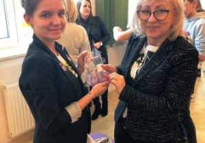 Spotkanie słuchaczy kierunku technik usług kosmetycznych z specjalistami z Wyższej Szkoły Inżynierii i Zdrowia z Warszawy. Przygotowanie produktów kosmetycznych - mydeł.