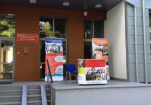 Wejście do budynku szkoły